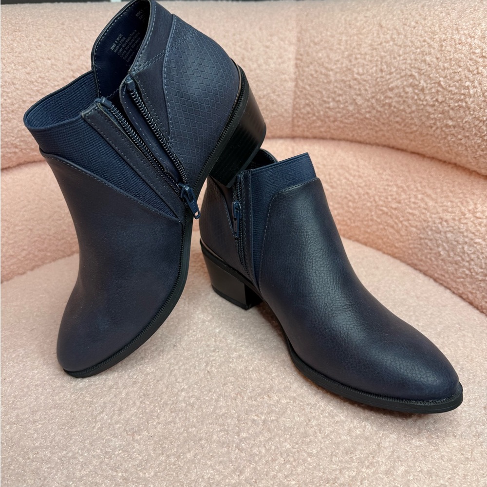 Sleek Blue Ankle Boots with Zipper and Stacked Heel